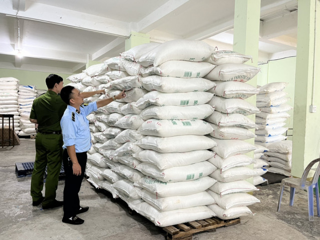 Phú Yên phát hiện xe ô tô vận chuyển 22 tấn đường kính trắng không rõ nguồn gốc xuất xứ
