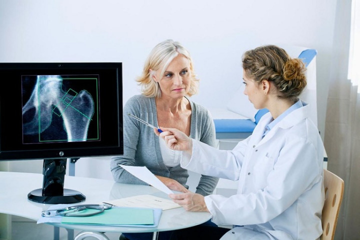 Phụ nữ lớn tuổi cần giám sát tình trạng suy giảm nhận thức và sức khỏe xương