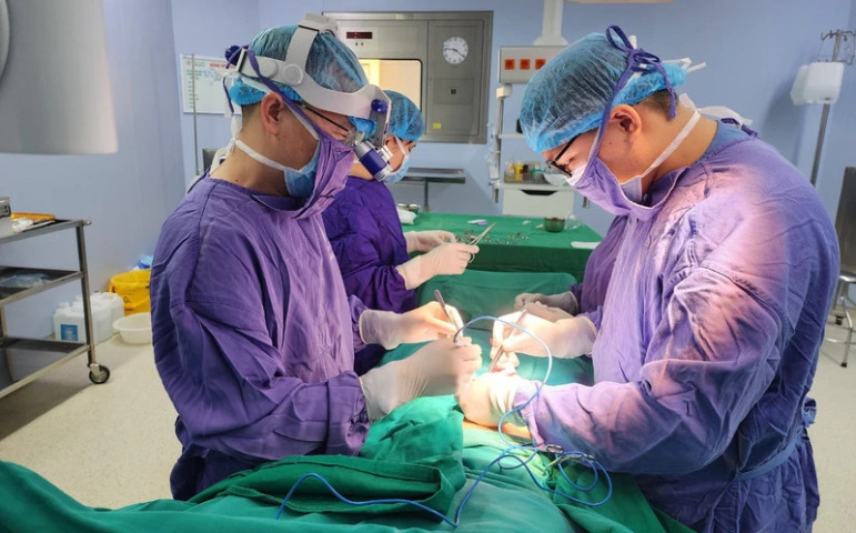 Hà Nội: Cấp cứu nam bệnh nhân 39 tuổi sau khi sử dụng chất kích thích có dấu hiệu hoang tưởng đã tự cắt đứt lìa dương vật của mình