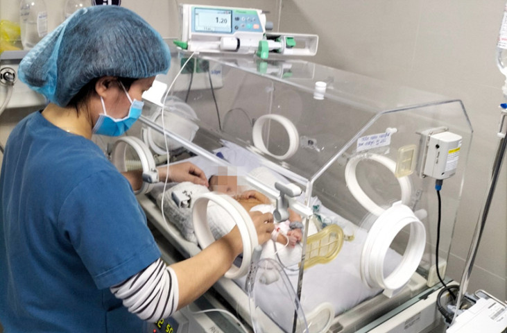 Quảng Bình phẫu thuật thành công bé sinh non suy hô hấp bị khe hở thành bụng