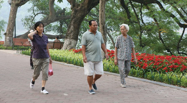 Thời điểm đi bộ trong ngày tốt cho người cao tuổi