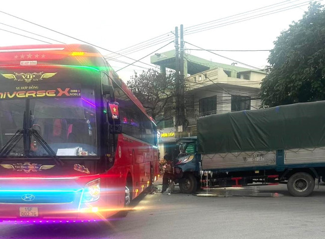 Hải Phòng: Xe đi học tập trải nghiệm gặp nạn, kính vỡ khiến 2 học sinh bị văng ra ngoài
