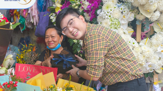 Bệnh viện Thẩm mỹ Á Âu khởi động “tháng rực rỡ” - Trao quà “sắc đẹp” cho tiểu thương chợ Bến Thành
