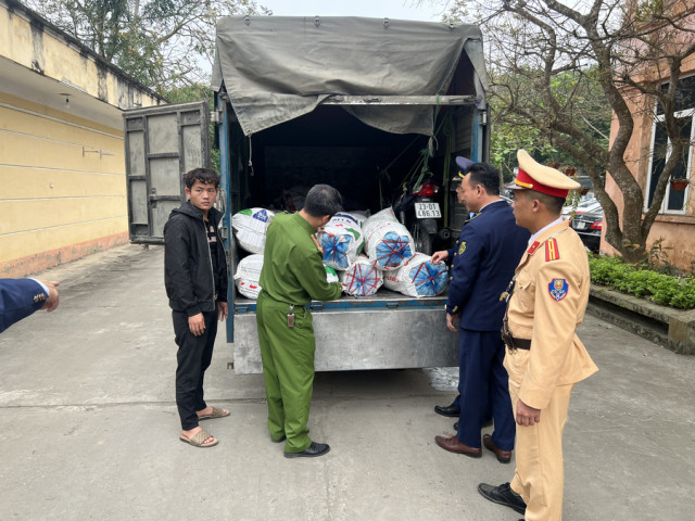 Tuyên Quang phát hiện, thu giữ 1,4 tấn mỡ lợn không rõ nguồn gốc trên phương tiện vận tải
