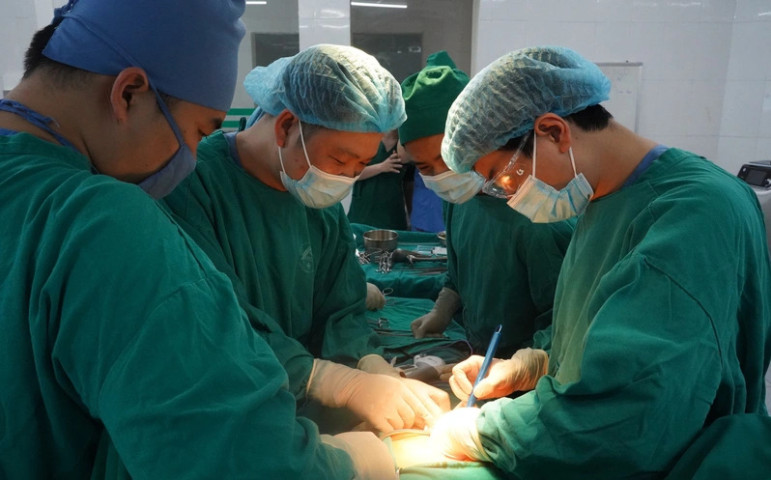 Lào Cai: Phẫu thuật cắt khối u gan phải, có kích thước 66 mm cho nam bệnh nhân 38 tuổi nghiện rượu, viêm gan B