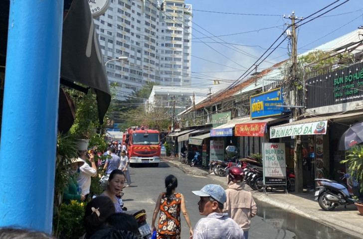 TP. Hồ Chí Minh xảy ra cháy lớn tại một căn hộ nằm ở tầng 2 cư xá Vĩnh Hội