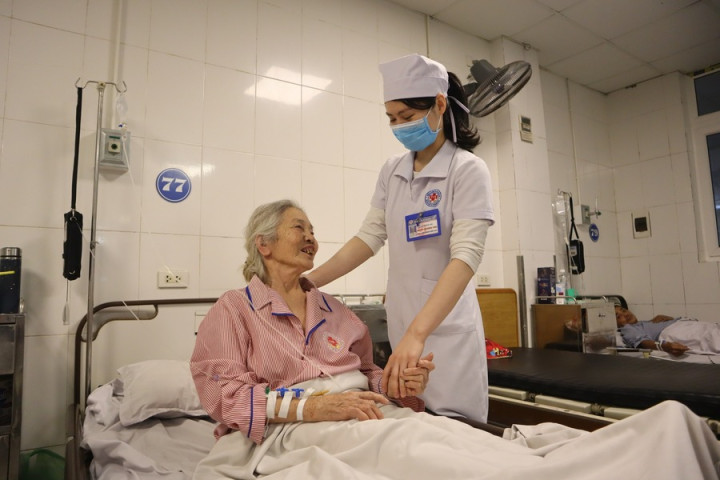 Nghệ An: Phẫu thuật thành công cho bệnh nhân 79 tuổi bị gãy cổ xương đùi