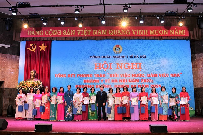175 nữ cán bộ y tế Hà Nội tiêu biểu được khen thưởng trong phong trào “Giỏi việc nước, đảm việc nhà”
