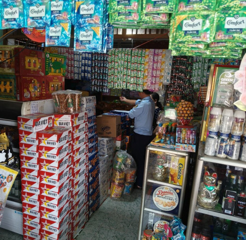 Tây Ninh phát hiện 1 hộ kinh doanh đang bán 210 bao thuốc lá điếu