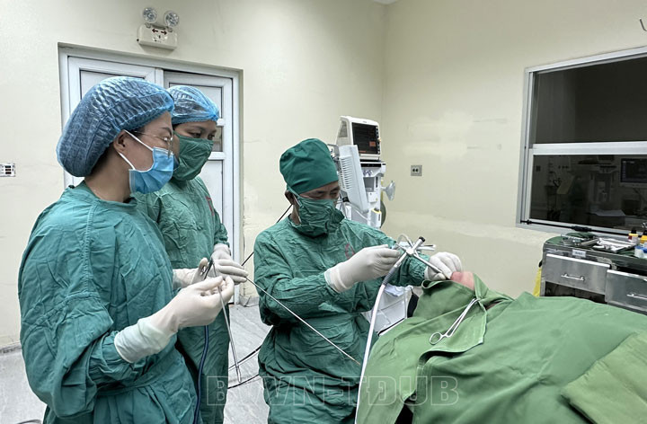 Quảng Ninh: Gắp dị vật thành công cho 1 trường hợp hóc hạt hồng xiêm và 1 cụ bà 86 tuổi hóc xương