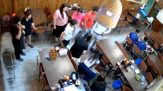 Video: Nữ điều dưỡng sơ cứu cho bệnh nhân lớn tuổi bị đau ngực và ngừng tim