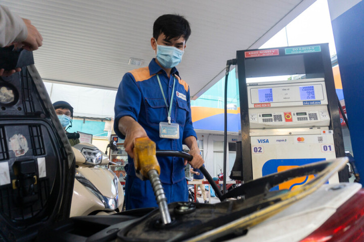 Giá xăng E5 RON 92 và RON 95 đồng loạt tăng từ 15h chiều hôm nay ngày 28/3