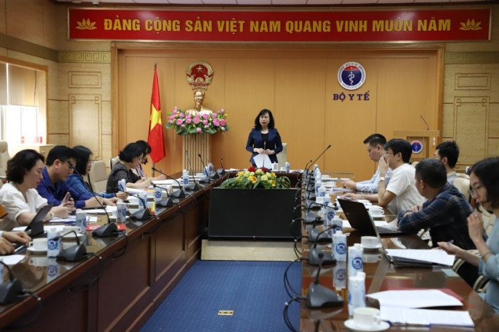Bộ trưởng Bộ Y tế Đào Hồng Lan tham dự cuộc họp báo cáo về công tác quản lý nhà nước đối với thuốc lá mới