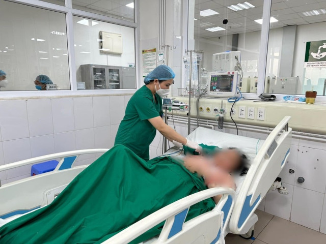 Cấp cứu người phụ nữ 57 tuổi bị ngạnh cá trê đâm vào tay gây nhiễm khuẩn huyết, viêm mô bào