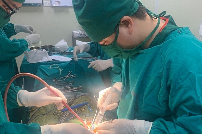 Hà Nội: Phẫu thuật bắc cầu động mạch đùi – đùi bằng đoạn mạch nhân tạo cho bệnh nhân bị tắc động mạch đùi chung mãn tính