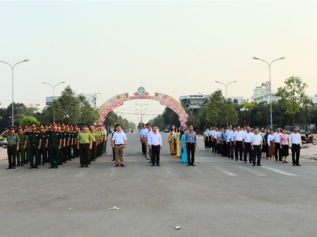 Huyện Phú Thiện (Gia Lai) tổ chức lễ chào cờ và sinh hoạt chính trị dưới cờ tháng 4.