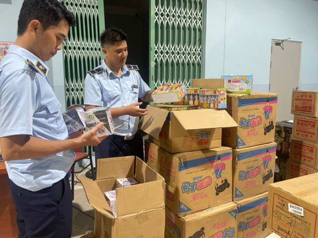 Phú Yên phát hiện ô tô vận chuyển 33.418 sản phẩm bánh kẹo không rõ nguồn gốc xuất xứ