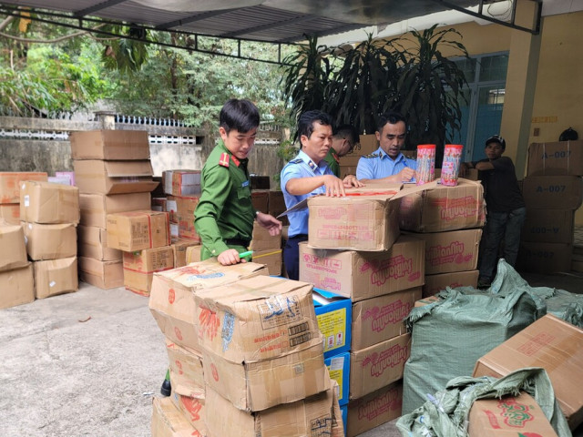 Kon Tum phát hiện xe ô tô đang vận chuyển 65 thùng kẹo nhập lậu