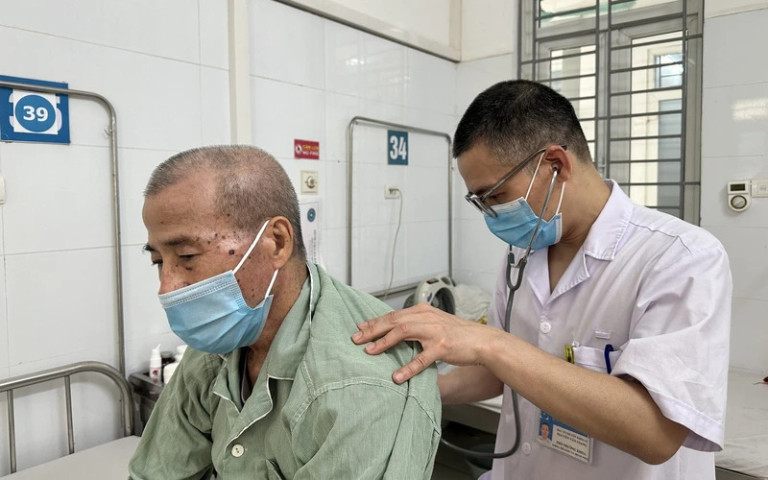 Hà Nội: Người đàn ông 75 tuổi bị ho kéo dài suốt 3 tháng, vào viện thăm khám phát hiện hạt hồng xiêm mắc ở phế quản