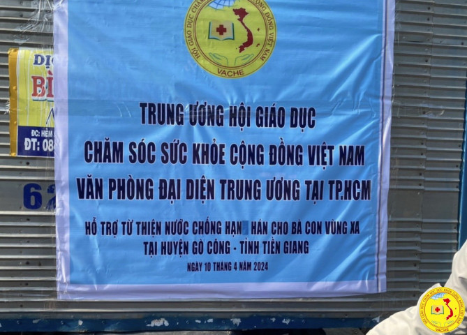 Đoàn Thiện nguyện của Hội Giáo dục chăm sóc sức khoẻ cộng đồng Việt Nam cung cấp nước miễn phí cho bà con bị xâm nhập mặn