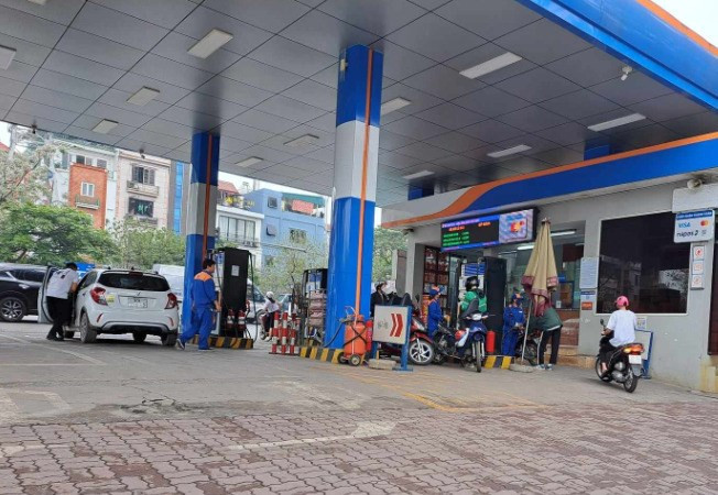 Giá xăng RON 95 tăng 20 đồng còn giá xăng E5 RON 92 giảm 70 đồng/lít từ 15h chiều hôm nay ngày 11/4