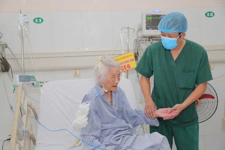 Hà Nội: Cấp cứu thành công cho cụ bà 102 tuổi bị sốc mất máu do chảy máu ung thư dạ dày