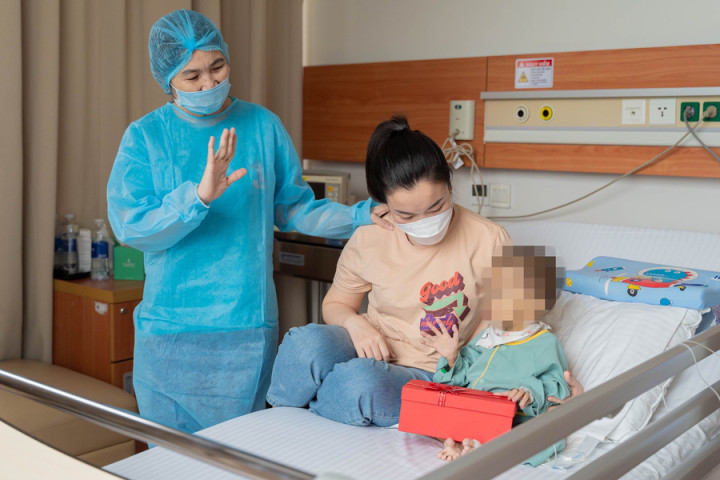 Bà hiến gan cứu sống cháu gái 2 tuổi suy gan giai đoạn cuối