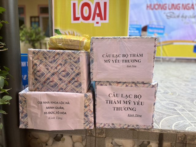 Tạp chí Sức Khỏe Cộng Đồng cùng nhà tài trợ tặng sách cho trường Tiểu học Thạch Mỹ, huyện Lộc Hà, tỉnh Hà Tĩnh