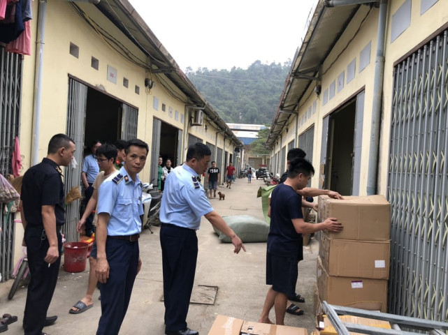 Lạng Sơn phát hiện 2 kho đang cất giấu 10 loại hàng hóa với hơn 40.000 sản phẩm nhập lậu