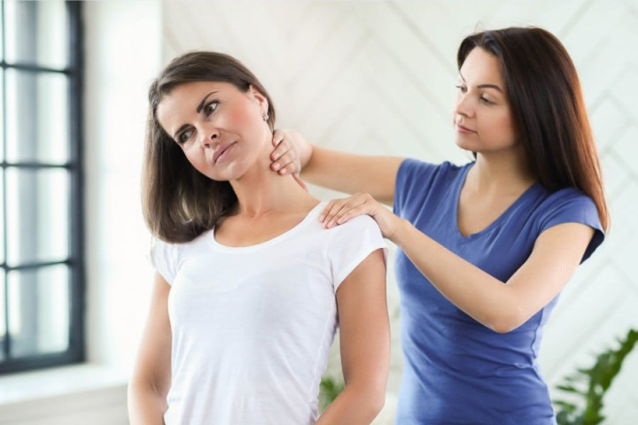Những động tác giúp giảm nếp nhăn ở cổ hiệu quả