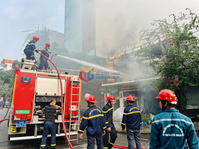 Quảng Ninh: Kịp thời dập tắt đám cháy cửa hàng vật tư phụ kiện