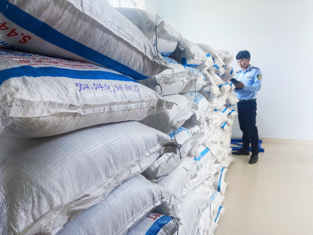 Phú Yên tạm giữ 31 tấn đường kính trắng có dấu hiệu gian lận về thời hạn sử dụng