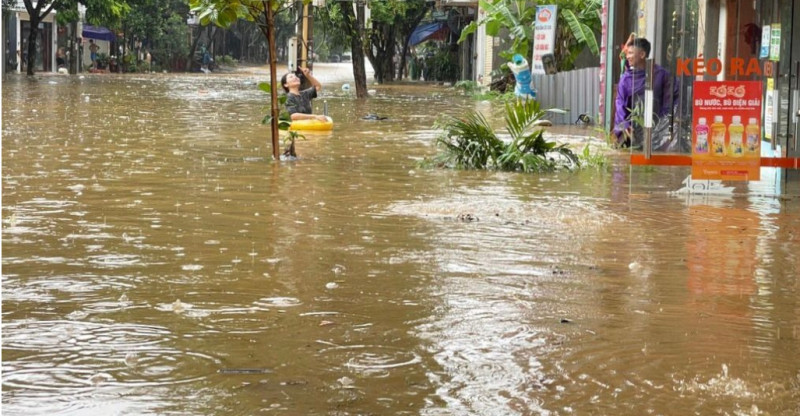Lào Cai: Dông lốc, mưa đá làm 166 nhà dân bị sập đổ, tốc mái