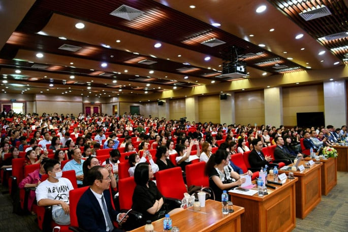 Các chuyên gia trình bày tham luận tại hội thảo “Giải mã nhằm tối ưu hoá ứng dụng của peptides và các yếu tố tăng trưởng”