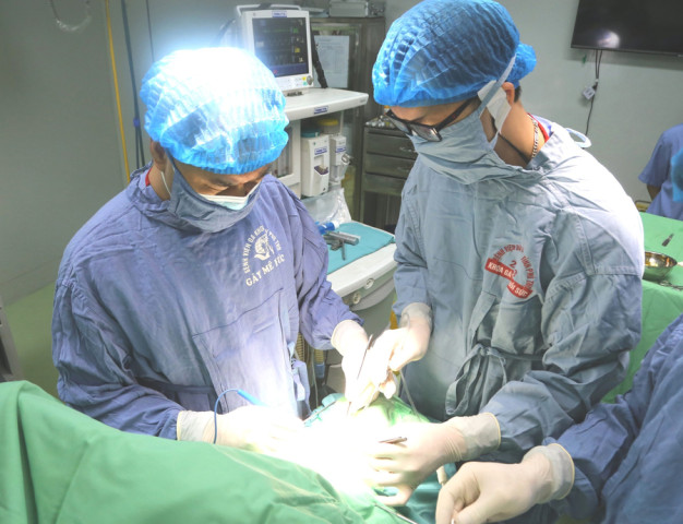 Phú Thọ: Nam thanh niên 20 tuổi thoát khỏi nguy cơ liệt tứ chi nhờ kỹ thuật thay thân đốt sống nhân tạo