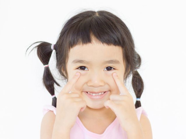 Dấu hiệu khi bị mắt lác, mắt lé
