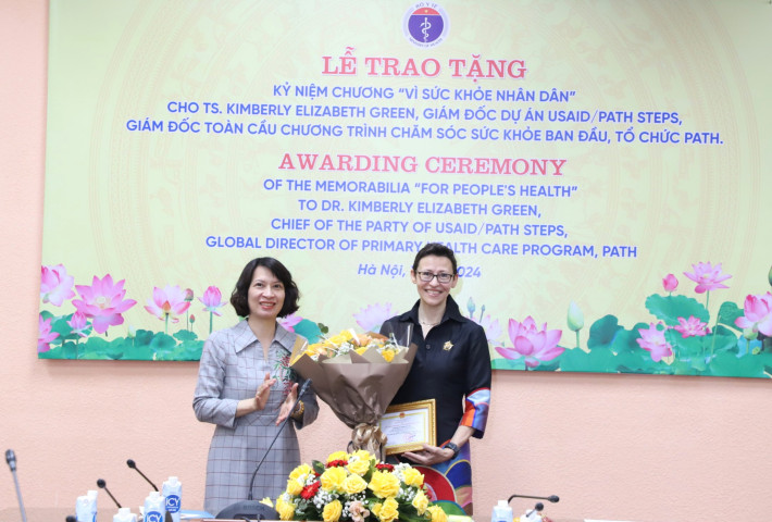 Bộ Y tế trao tặng Kỷ niệm chương cho Giám đốc dự án USAID/PATH STEPS, Giám đốc chương trình Chăm sóc sức khỏe ban đầu, Tổ chức PATH Toàn cầu