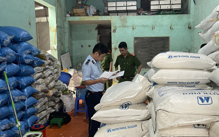 Vĩnh Phúc kiểm tra, phát hiện cơ sở đang kinh doanh, bày bán hàng hóa gồm 2,4 tấn đường tinh luyện nhập lậu