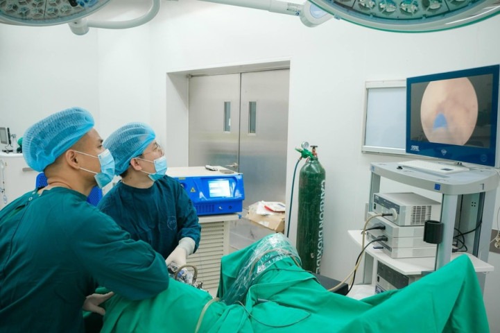 Phẫu thuật nội soi bóc u tiền liệt tuyến cho bệnh nhân 75 tuổi