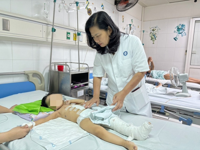 Cứu sống bé gái 3 tuổi bị tai nạn chấn thương nghiêm trọng do xe công nông cán qua người