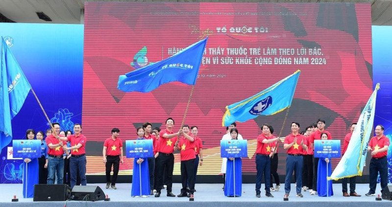 Lễ ra quân Hành trình "Thầy thuốc trẻ làm theo lời Bác, tình nguyện vì sức khỏe cộng đồng" năm 2024