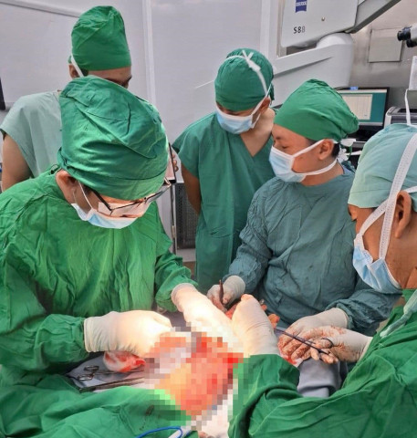 Khánh Hòa: Phẫu thuật thành công ca xoay vạt da cân tự do che phủ khuyết hổng phần mềm mặt trước cổ cẳng tay trái