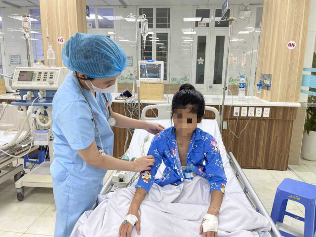 Hải Phòng: Bé gái 12 tuổi và bé trai 1 tuổi bị ong đốt ở nhiều vị trí trên cơ thể phải nhập viện cấp cứu