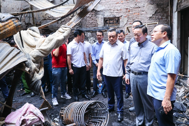 Phó Thủ tướng Trần Hồng Hà cùng lãnh đạo UBND thành phố Hà Nội, Bộ Công an kiểm tra hiện trường, chỉ đạo khắc phục hậu quả vụ cháy