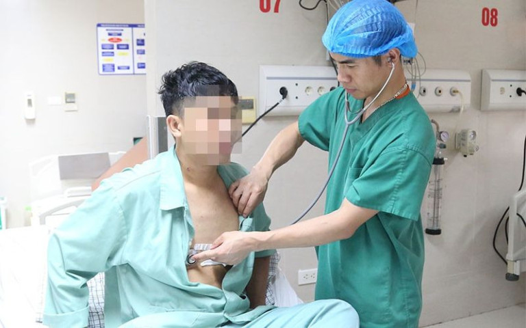 Phú Thọ cấp cứu bệnh nhân có vết thương tim do kéo đâm trúng ngực