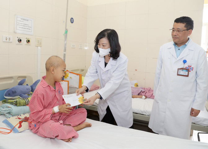Bộ trưởng Bộ Y tế Đào Hồng Lan thăm, tặng quà, động viên các bệnh nhi đang điều trị tại Khoa Nội Nhi, Bệnh viện K