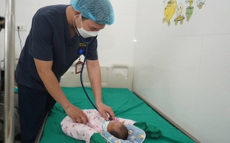 Nghệ An: Phẫu thuật và cứu sống trẻ sinh non bị dị tật khe hở thành bụng, nội tạng nằm ngoài cơ thể, dị dạng ruột