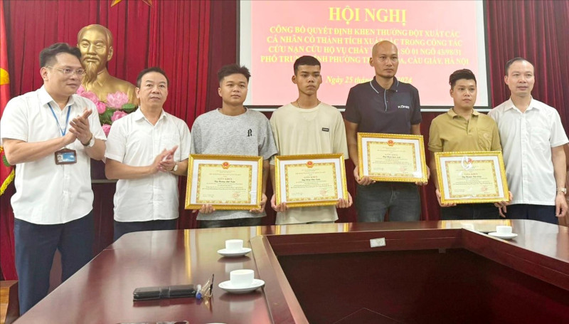 Hà Nội khen thưởng 4 công dân dũng cảm cứu người trong vụ hỏa hoạn ở Trung Kính, Trung Hòa, Cầu Giấy