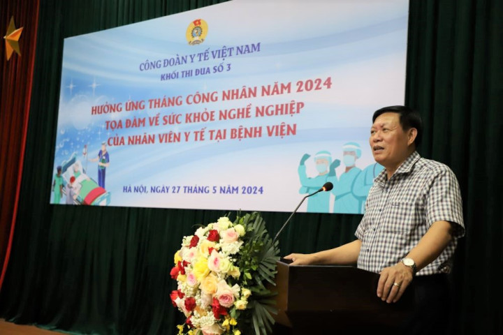 Tặng quà và trao hỗ trợ cho đoàn viên bị tai nạn lao động, bệnh nghề nghiệp, mắc bệnh hiểm nghèo