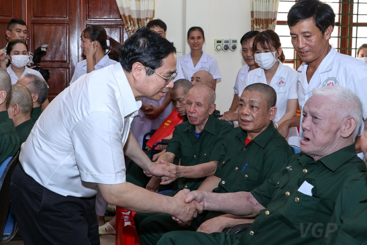 Trình Chủ tịch nước tặng quà người có công nhân dịp kỷ niệm 77 năm ngày Thương binh - Liệt sĩ
